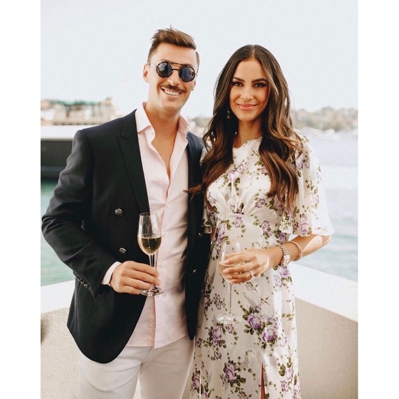 ✖️SOLD✖️LES REVERIES Petal Sleeve Slit Front Dress - Picture 4 of 14